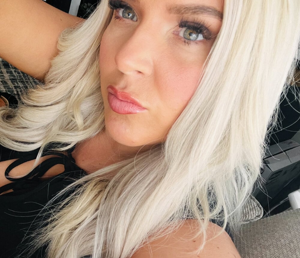 bustyblondebabe32