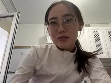 Im Luna, my mom is outside the door, I hope she doesn’t find out where I stream